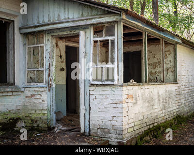 Verlassene Landhaus in der ländlichen Umgebung von Zalissya Dorf in der Sperrzone von Tschernobyl, Ukraine Stockfoto