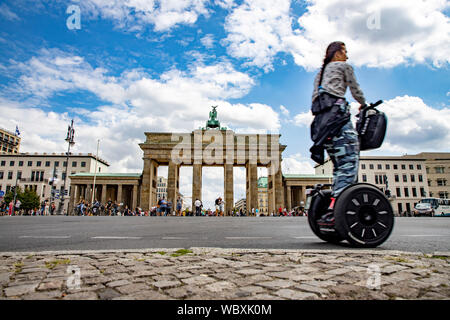 Brandenburger Tor, Segway Tour durch Berlin, Stockfoto