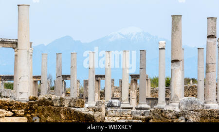 Marmorsäulen auf einem Hintergrund der Berge in der antiken Stadt Perge in der Nähe von Antalya, Türkei Stockfoto