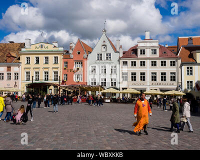 Tallinn, Estland - 26. Mai 2019: Menschen zu Fuß auf dem zentralen Platz in der Altstadt von Tallinn. Stockfoto