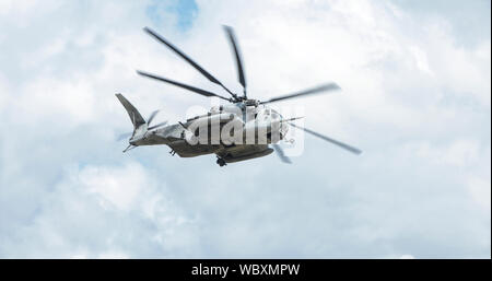 BEAUFORT, SOUTH CAROLINA - April 20, 2017: A CH-53E Super Stallion Hubschrauber fliegt und Banken über die Marine Corp Air Station in Beaufort, South Caroli Stockfoto
