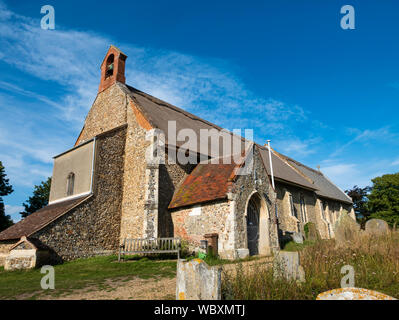 St. Peter's Kirche, eine reetgedeckte Kirche aus dem 14. Jahrhundert. Westleton, Suffolk, England, UK. Stockfoto