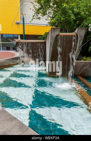 Das Wasser mit einem Wasserfall am Broadway Center für Darstellende Künste in Tacoma, Washington. Stockfoto