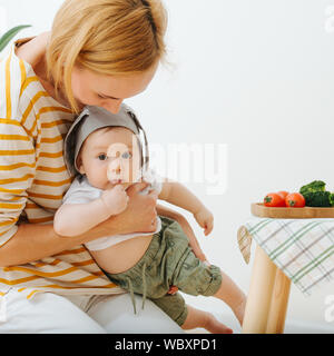 Aktiv rastloses Kind ist Nahrung vorgestellt Stockfoto