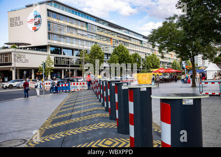 Breitscheidplatz, an der Kaiser-Wilhelm-Gedächtniskirche Blockade gegen Angriffe mit Fahrzeugen, Lkw, während einer Veranstaltung in Berlin. Stockfoto