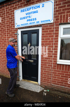 Bury hauptgroundsman Michael Curtis schließt die Tür bei Gigg Lane, begraben. C&N sportliche Risiko' Fortfahren nicht möglich." Mit der geplanten Übernahme von begraben, die Data Analytics Unternehmen hat angekündigt. Stockfoto