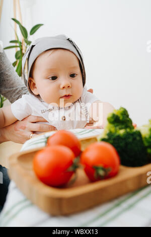 Aktiv rastloses Kind ist Nahrung vorgestellt Stockfoto