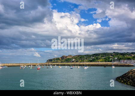 Die Bucht von Dublin und die Seaport Village von Howth, auf der äusseren Vorort von Dublin. Stockfoto