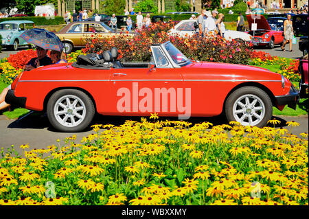 Blackpool Fahrzeug Preservation Group Show im Stanley Park, Blackpool. Einen roten, oben offenen MG Sportwagen unter den Sommerblumen Stockfoto