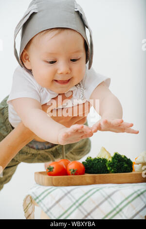 Aktiv rastloses Kind ist Nahrung vorgestellt Stockfoto