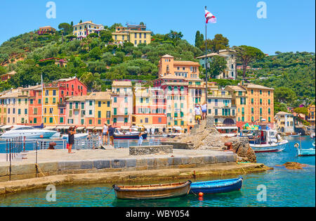 Portofino, Italien - 1. Juli 2019: Hafen und Uferpromenade mit wandern Menschen in Portofino Stadt Stockfoto