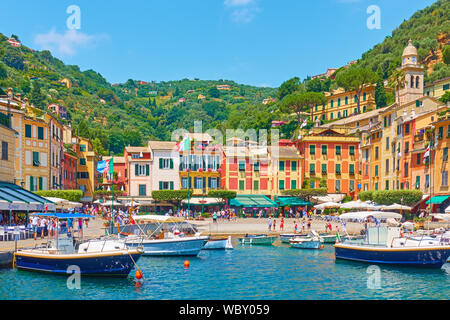 Portofino, Italien - 1. Juli 2019: Kleiner Hafen mit Yachten und Boote in Portofino Stadt auf Sommer sonnigen Tag Stockfoto