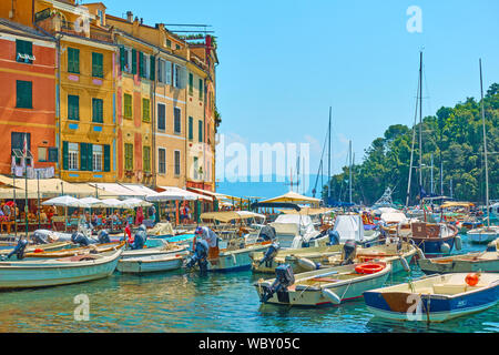 Portofino, Italien - 1. Juli 2019: Kleiner Hafen mit Yachten und Boote in Portofino auf Sommer sonnigen Tag, Ligurien Stockfoto