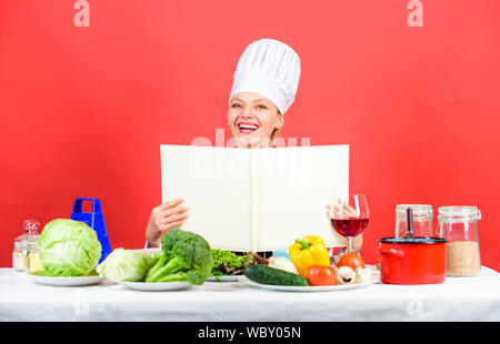 Madchen Kochen In Der Kuche Zutaten Tipps Und Ratschlage Die Zubereitung Von Speisen Lecker Und Gourmet Kochen Als Hobby Koch Auf Der Suche Nach Kochen Rezept Im Kochbuch Frau Koch Buch In