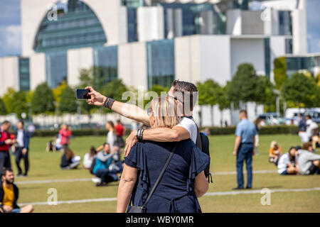 Wiese vor dem Reichstag, Touristen, Besucher, hinter dem Bundeskanzleramt, Berlin, Stockfoto