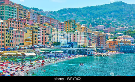 Camogli, Genua, Italien - Juli 3, 2019: Strand bei ruhenden Menschen und Waterfront bunte Gebäude in Camogli an sonnigen Sommertagen, Ligurien Stockfoto