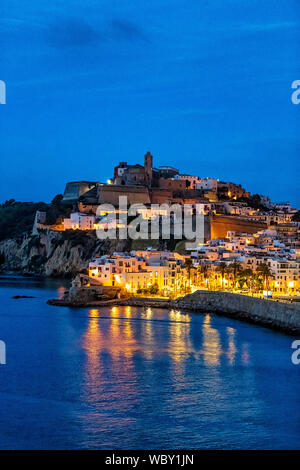 Ibiza Stadt und der Kathedrale Santa Maria d'Eivissa bei Nacht, Balearen, Spanien. Stockfoto