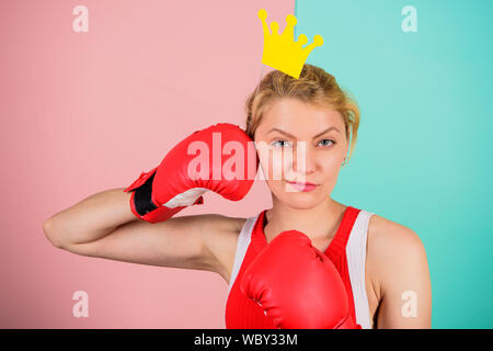 Beste werden im Boxen Sport. Feminin zarte Blondine mit Queen Krone tragen Boxhandschuhe. Für den Erfolg kämpfen. VIP-gym. Bekämpfung der Königin. Frau Boxhandschuh und Krone Symbol der Prinzessin. Königin der Sport. Stockfoto