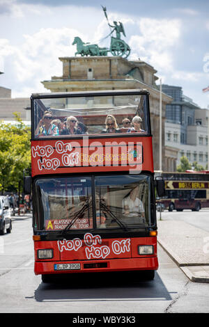 Sightseeing Bus Doppeldecker Bus, am Brandenburger Tor, Berlin, Stockfoto