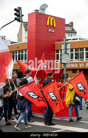 Demonstration von linken Gruppen, rote Fahnen der kommunistischen Parteien, Organisationen, McDonalds, Wuppertal, Deutschland Stockfoto