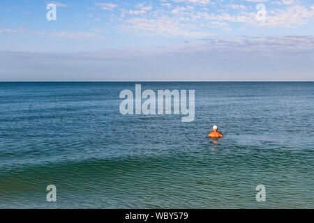 Älterer Mann Schwimmen im Meer und Horizont, Barefoot Beach anzeigen Stockfoto