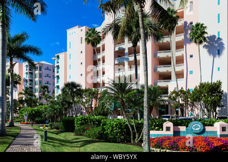 Barefoot Beach Club Resort condominium Gebäude auf Barefoot Beach Road, Bonita Springs, Florida, USA. Stockfoto