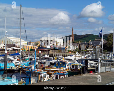 Angelboote und Yachten in Girvan Harbour, South Ayrshire, Schottland, Großbritannien Stockfoto