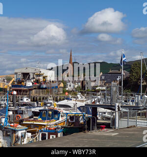 Angelboote und Yachten in Girvan Harbour, South Ayrshire, Schottland, Großbritannien Stockfoto