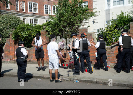 Notting Hill Carnival, 26. August 2019. Polizei stoppt anad Suche junge schwarze Männer. Stockfoto