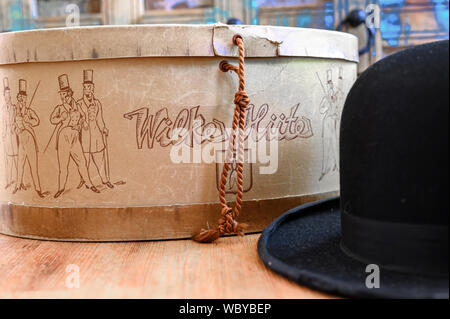 Berlin, Deutschland - 25 August, 2019: Eine historische hatbox aus Berlin im 19. Jahrhundert mit einem Bowler auf einem alten Holztisch. Stockfoto