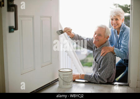 Reifes Paar Malerei ein Haus. Stockfoto