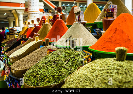 Kunstvoll angehäuft in der Markthalle von Duschanbe: Gewürze wie Paprika, Senfkörner, Paprika, Kurkuma oder - eher in kleinen Mengen versteckt - afghanischer Safran. Bunte Gewürzkegel in der Hauptmarkthalle in Duschanbe, der Hauptstadt Tadschikistans Stockfoto