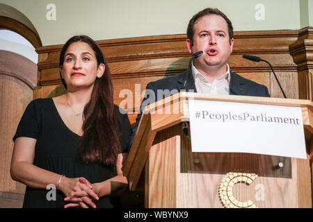 London, Großbritannien. 27 Aug, 2019. Luciana Berger (Unabhängige) und Stephen Doughty (Arbeitszeit). Parteiübergreifenden Parlamentarier und Führer der Oppositionspartei Zusammenbau in der historischen Lage der Kirche Haus in London ihre "Kirche Haus Erklärung", mit der Absicht, das Parlament von der Regierung abgeschaltet werden zu stoppen zu unterzeichnen. Teilnehmer gehören Bibliothek Dem Führer Jo Swinson, Arbeit Shadow Cabinet Mitglieder John McDonnell und Sir Kier Starmer, Caroline Lucas, mit dem die Gruenen, SNP Ian Blackford und viele andere. Bis zu rund 160 MPs werden gedacht, um die Erklärung insgesamt unterschrieben haben. Credit: Imageplotter/Alamy Live Ne Stockfoto