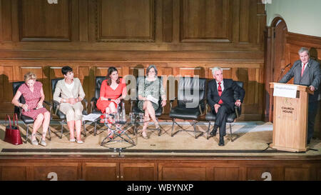 London, Großbritannien. 27 Aug, 2019. Von links nach rechts: Anna Soubry (unabhängige Gruppe - Ändern, UK), Caroline Lucas (Grüne), Jo Swinson (Liberaldemokraten), Liz Saville Roberts (Bezahlt Cymru), John McDonnell (Arbeit), Ian Blackford (SNP). Parteiübergreifenden Parlamentarier und Führer der Oppositionspartei Zusammenbau in der historischen Lage der Kirche Haus in London ihre "Kirche Haus Erklärung", mit der Absicht, das Parlament von der Regierung abgeschaltet werden zu stoppen zu unterzeichnen. Stockfoto