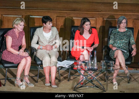 London, Großbritannien. 27 Aug, 2019. Anna Soubry (unabhängige Gruppe - Ändern, UK), Caroline Lucas (Grüne), Jo Swinson (Liberaldemokraten), Liz Saville Roberts (Bezahlt Cymru). Parteiübergreifenden Parlamentarier und Führer der Oppositionspartei Zusammenbau in der historischen Lage der Kirche Haus in London ihre "Kirche Haus Erklärung", mit der Absicht, das Parlament von der Regierung abgeschaltet werden zu stoppen zu unterzeichnen. Bis zu rund 160 MPs werden gedacht, um die Erklärung insgesamt unterschrieben haben. Credit: Imageplotter/Alamy leben Nachrichten Stockfoto