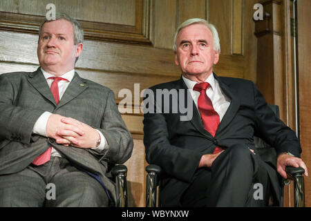 London, Großbritannien. 27 Aug, 2019. Ian Blackford, SNP, und John McDonnell, Arbeit. Parteiübergreifenden Parlamentarier und Führer der Oppositionspartei Zusammenbau in der historischen Lage der Kirche Haus in London ihre "Kirche Haus Erklärung", mit der Absicht, das Parlament von der Regierung abgeschaltet werden zu stoppen zu unterzeichnen. Teilnehmer gehören Bibliothek Dem Führer Jo Swinson, Arbeit Shadow Cabinet Mitglieder John McDonnell und Sir Kier Starmer, Caroline Lucas, mit dem die Gruenen, SNP Ian Blackford und viele andere. Bis zu rund 160 MPs werden gedacht, um die Erklärung insgesamt unterschrieben haben. Credit: Imageplotter/Alamy leben Nachrichten Stockfoto