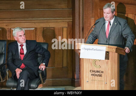 London, Großbritannien. 27 Aug, 2019. John McDonnell, Arbeit Uhren Ian Blackford, SNP, sprechen. Parteiübergreifenden Parlamentarier und Führer der Oppositionspartei Zusammenbau in der historischen Lage der Kirche Haus in London ihre "Kirche Haus Erklärung", mit der Absicht, das Parlament von der Regierung abgeschaltet werden zu stoppen zu unterzeichnen. Teilnehmer gehören Bibliothek Dem Führer Jo Swinson, Arbeit Shadow Cabinet Mitglieder John McDonnell und Sir Kier Starmer, Caroline Lucas, mit dem die Gruenen, SNP Ian Blackford und viele andere. Bis zu rund 160 MPs werden gedacht, um die Erklärung insgesamt unterschrieben haben. Credit: Imageplotter/Alamy Live Ne Stockfoto