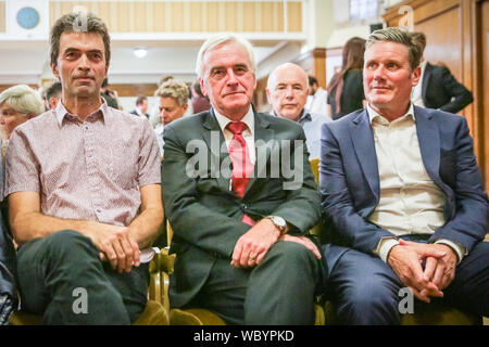 London, Großbritannien. 27. Aug. 2019. (Von links nach rechts) Tom Brake, Lib dem, John McDonnell, Labour Party, Sir Keir Starmer, Labour-Partei. Parteiübergreifende Abgeordnete und Führer der Oppositionspartei versammeln sich am historischen Standort des Church House in London, um ihre "Church House Declaration" zu unterzeichnen, mit der Absicht, zu verhindern, dass das Parlament von der Regierung geschlossen wird. Es wird davon ausgegangen, dass bis zu 160 Abgeordnete die Erklärung unterzeichnet haben. Kredit: Imageplotter/Alamy Stockfoto