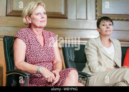 London, Großbritannien. 27 Aug, 2019. Anna Soubry und Caroline Lucas. Parteiübergreifenden Parlamentarier und Führer der Oppositionspartei Zusammenbau in der historischen Lage der Kirche Haus in London ihre "Kirche Haus Erklärung", mit der Absicht, das Parlament von der Regierung abgeschaltet werden zu stoppen zu unterzeichnen. Teilnehmer gehören Bibliothek Dem Führer Jo Swinson, Arbeit Shadow Cabinet Mitglieder John McDonnell und Sir Kier Starmer, Caroline Lucas, mit dem die Gruenen, SNP Ian Blackford und viele andere. Bis zu rund 160 MPs werden gedacht, um die Erklärung insgesamt unterschrieben haben. Credit: Imageplotter/Alamy leben Nachrichten Stockfoto