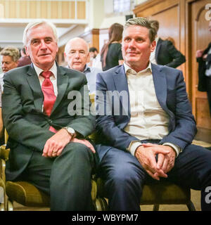 London, Großbritannien. 27 Aug, 2019. (Nach rechts) John McDonnell, Arbeit, Sir Kier Starmer, Arbeitskräfte zur Verfügung. Parteiübergreifenden Parlamentarier und Führer der Oppositionspartei Zusammenbau in der historischen Lage der Kirche Haus in London ihre "Kirche Haus Erklärung", mit der Absicht, das Parlament von der Regierung abgeschaltet werden zu stoppen zu unterzeichnen. Teilnehmer gehören Bibliothek Dem Führer Jo Swinson, Arbeit Shadow Cabinet Mitglieder John McDonnell und Sir Kier Starmer, Caroline Lucas, mit dem die Gruenen, SNP Ian Blackford und viele andere. Bis zu rund 160 MPs werden gedacht, um die Erklärung insgesamt unterschrieben haben. Credit: Imageplotter/Alamy Stockfoto