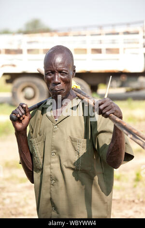 BOR, SOUTH SUDAN - Dezember 4, 2010: Portrait eines nicht identifizierten Dinka Mann in einer abgelegenen Gegend nördlich von Mariestad, South Sudan Stockfoto