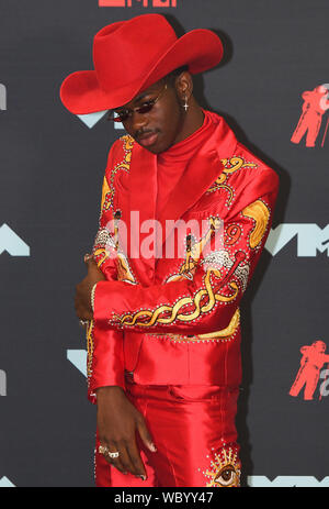 NEWARK, New Jersey - 26. August: Lil Nas-X wirft mit Auszeichnungen in der Presse während der 2019 MTV Video Music Awards im Prudential Center am 26. August 2019 in Newark, New Jersey. Foto: Jeremy Smith/imageSPACE/MediaPunch Stockfoto