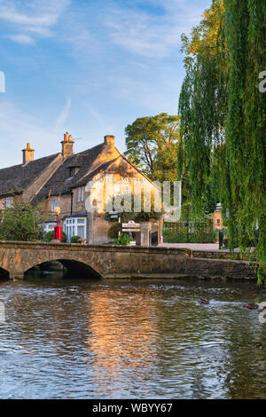 Den Motor Museum bei Sonnenaufgang. Bourton auf dem Wasser, Cotswolds, Gloucestershire, England Stockfoto