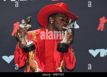 NEWARK, New Jersey - 26. August: Lil Nas-X wirft mit Auszeichnungen in der Presse während der 2019 MTV Video Music Awards im Prudential Center am 26. August 2019 in Newark, New Jersey. Foto: Jeremy Smith/imageSPACE/MediaPunch Stockfoto