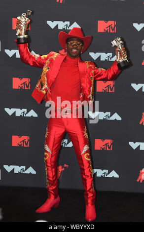 NEWARK, New Jersey - 26. August: Lil Nas-X wirft mit Auszeichnungen in der Presse während der 2019 MTV Video Music Awards im Prudential Center am 26. August 2019 in Newark, New Jersey. Foto: Jeremy Smith/imageSPACE/MediaPunch Stockfoto
