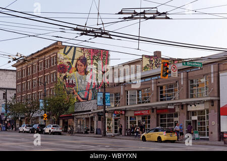 Unternehmen und große Wandgemälde auf der Main Street in der Mount Pleasant Viertel von Vancouver, BC, Kanada Stockfoto