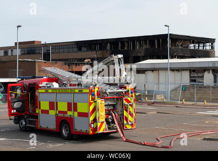 Dunfermline, Fife, Schottland, Großbritannien. 27. August 2019. Schottische Feuerwehr bleiben an woodmill High School in Dunfermline nach einem großen Brand in der Schule am Sonntag, Heute wurde bekannt, dass die Schule kurz- bis mittelfristig und Rat Führer und Lehrer bleibt geschlossen sind derzeit über eine Reihe von Optionen für die Schüler. Ein 14-jähriger Mann wurde verhaftet und gestern (Montag) in Verbindung mit dem Vorfall, und erschien in Dunfermline Sheriff Court Heute. Iain Masterton/Alamy Leben Nachrichten. Stockfoto