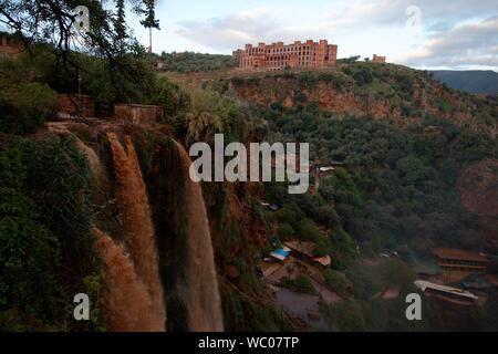 Der höchste Wasserfall in Marokko Sie können in Ouzoud finden. Nach Stunden der Regen das Wasser rot gefärbt ist. Stockfoto