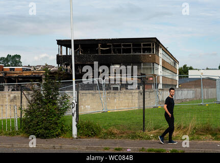 Dunfermline, Fife, Schottland, Großbritannien. 27. August 2019. Schottische Feuerwehr bleiben an woodmill High School in Dunfermline nach einem großen Brand in der Schule am Sonntag, Heute wurde bekannt, dass die Schule kurz- bis mittelfristig und Rat Führer und Lehrer bleibt geschlossen sind derzeit über eine Reihe von Optionen für die Schüler. Ein 14-jähriger Mann wurde verhaftet und gestern (Montag) in Verbindung mit dem Vorfall, und erschien in Dunfermline Sheriff Court Heute. Iain Masterton/Alamy Leben Nachrichten. Stockfoto