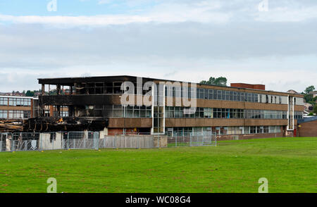 Dunfermline, Fife, Schottland, Großbritannien. 27. August 2019. Schottische Feuerwehr bleiben an woodmill High School in Dunfermline nach einem großen Brand in der Schule am Sonntag, Heute wurde bekannt, dass die Schule kurz- bis mittelfristig und Rat Führer und Lehrer bleibt geschlossen sind derzeit über eine Reihe von Optionen für die Schüler. Ein 14-jähriger Mann wurde verhaftet und gestern (Montag) in Verbindung mit dem Vorfall, und erschien in Dunfermline Sheriff Court Heute. Iain Masterton/Alamy Leben Nachrichten. Stockfoto